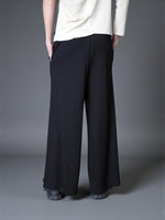 Pantaloni palazzo negri, croială amplă, lungime maxi, potriviți pentru ținute versatile.