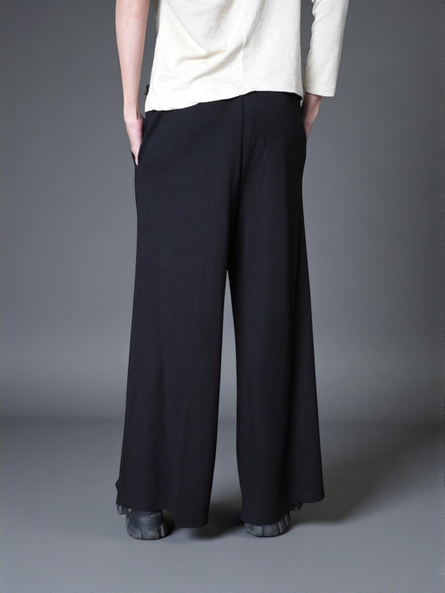 Pantaloni palazzo negri, croială amplă, lungime maxi, potriviți pentru ținute versatile.