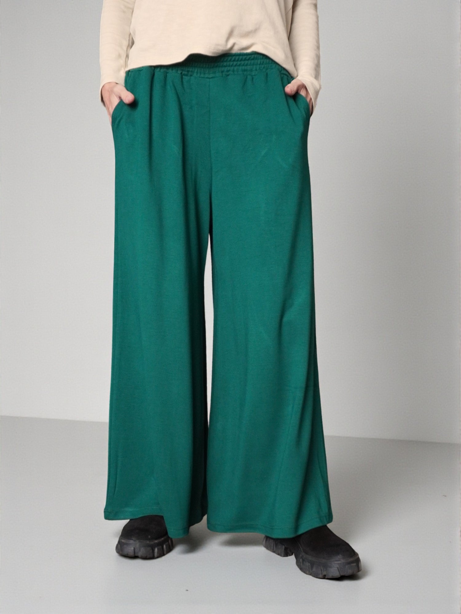 Pantaloni palazzo verzi, cu talie elastică și croială amplă, vedere frontală.