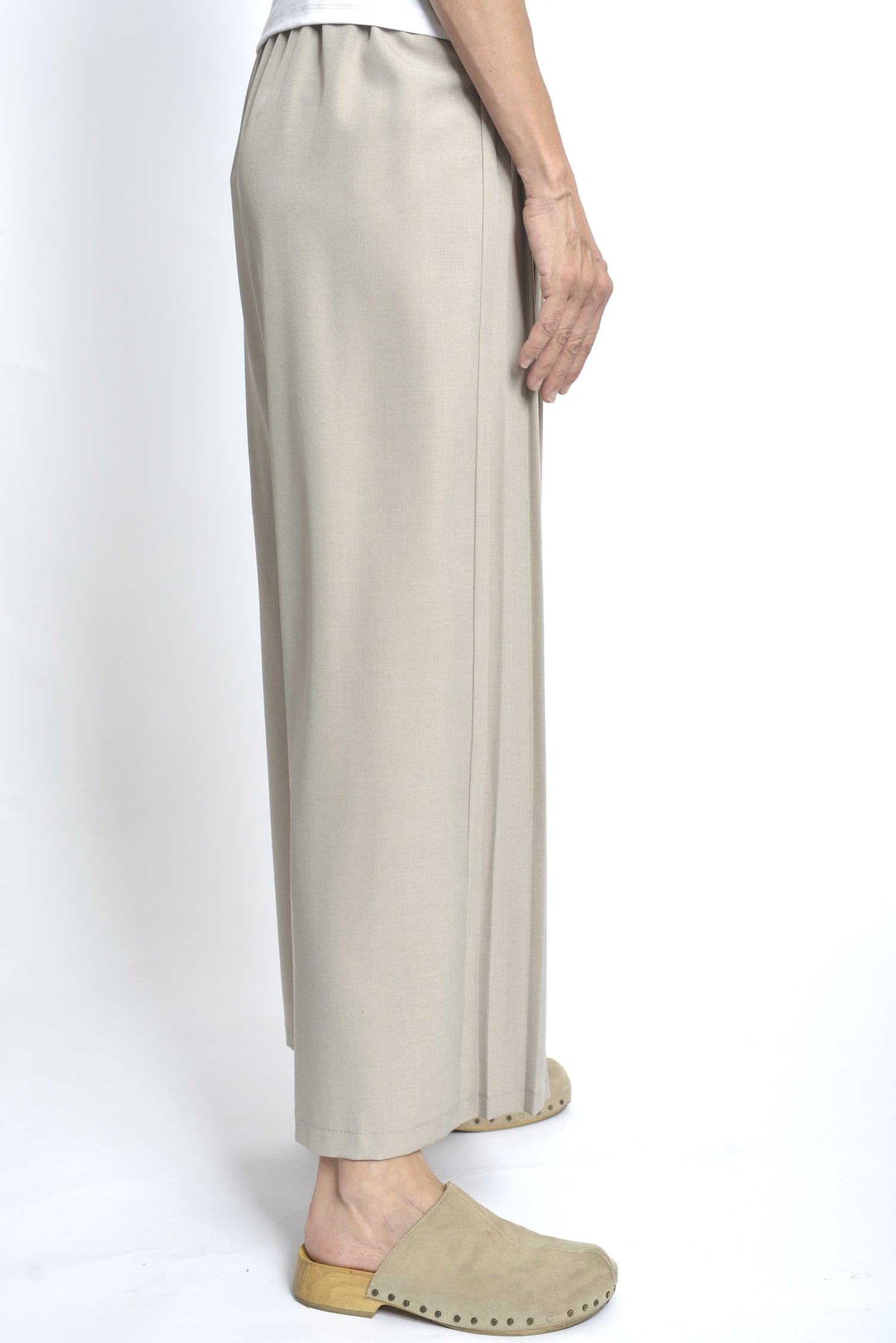 Pantaloni plisati bej, viziune laterală dreapta, material fin și elegant