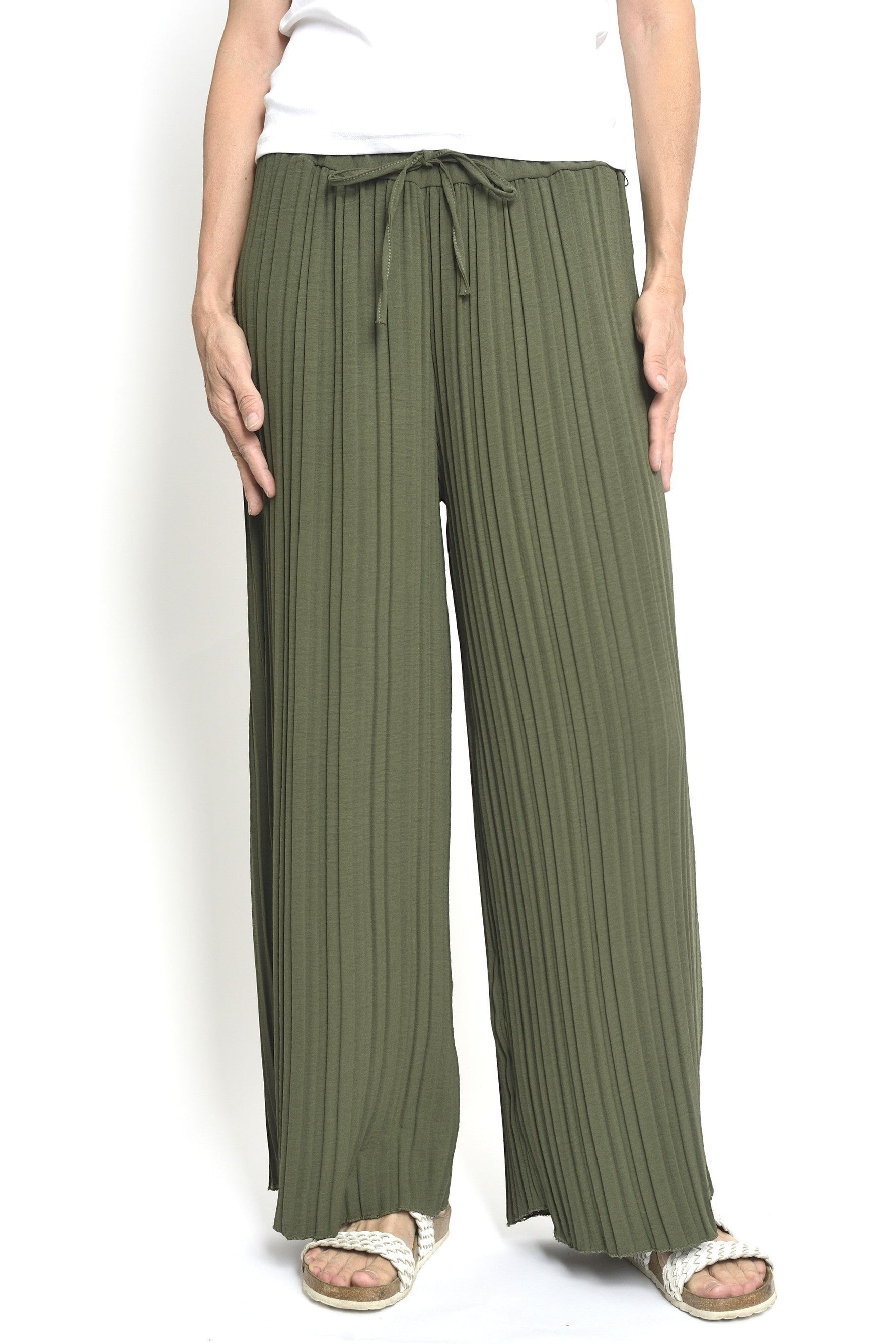 Pantaloni plisați din viscoză, talie elastică cu șnur, vedere frontală — All Above Boutique.
