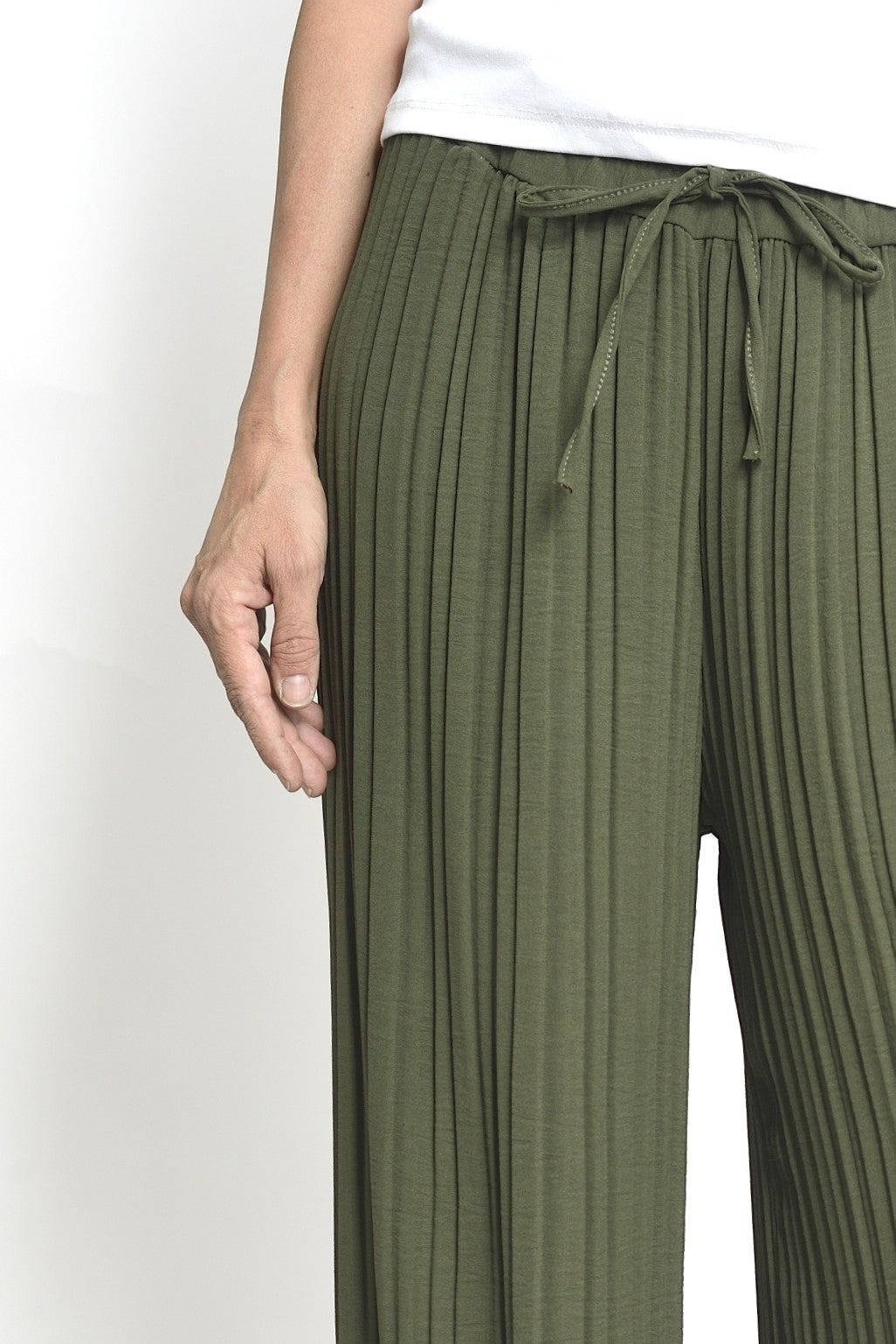 Detaliu talie cu șnur și textură plisată a pantalonilor din viscoză — All Above Boutique.