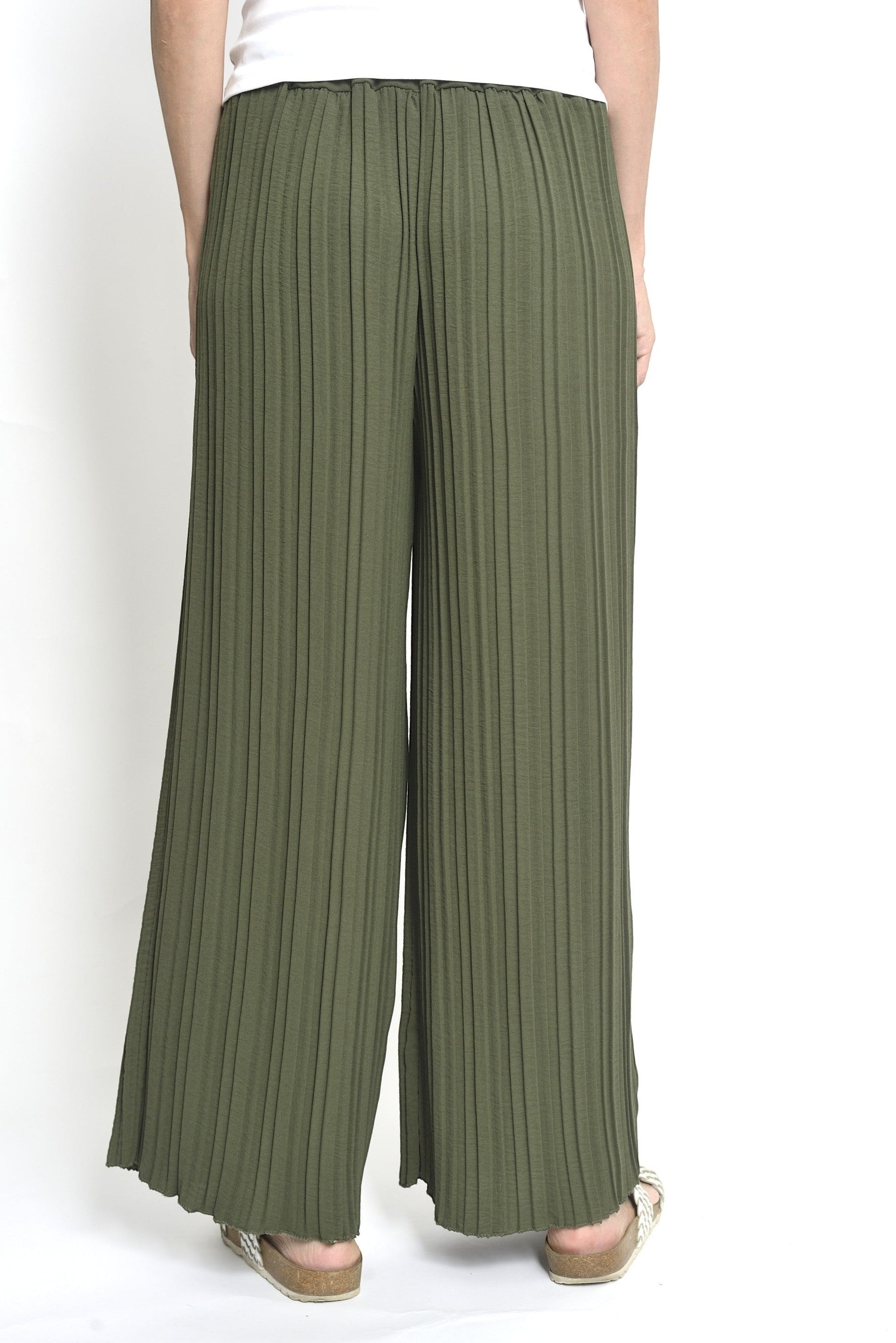 Vedere din spate a pantalonilor plisați din viscoză, cu betelie elastică — All Above Boutique.