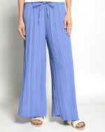 Pantaloni plisați din viscoză albastru cer senin, cu croială largă și talie elastică cu șnur — All Above Boutique.