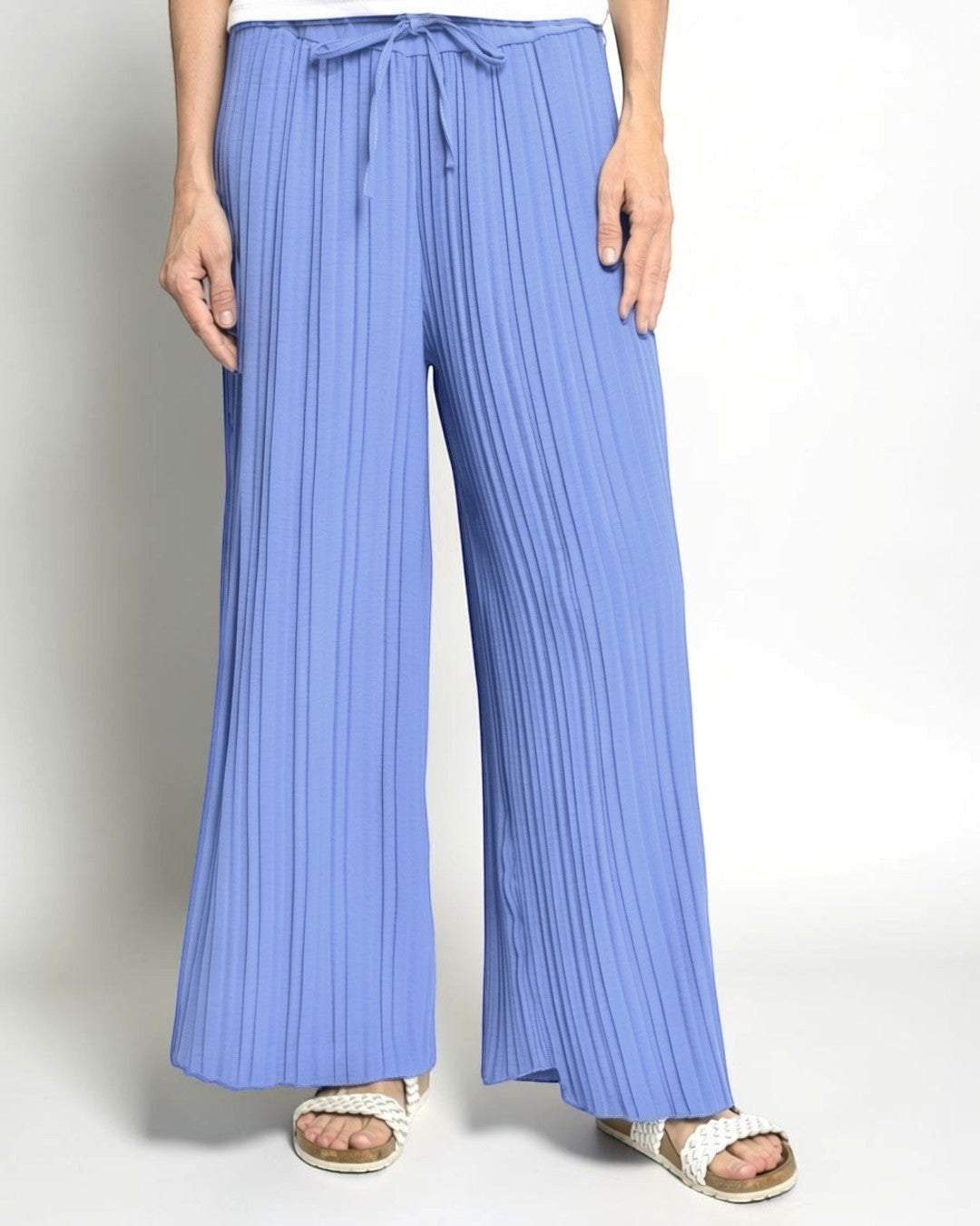 Pantaloni plisați din viscoză albastru cer senin, cu croială largă și talie elastică cu șnur — All Above Boutique.