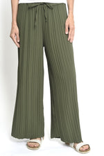 Pantaloni plisați din viscoză, croială largă și textură plisată — All Above Boutique.