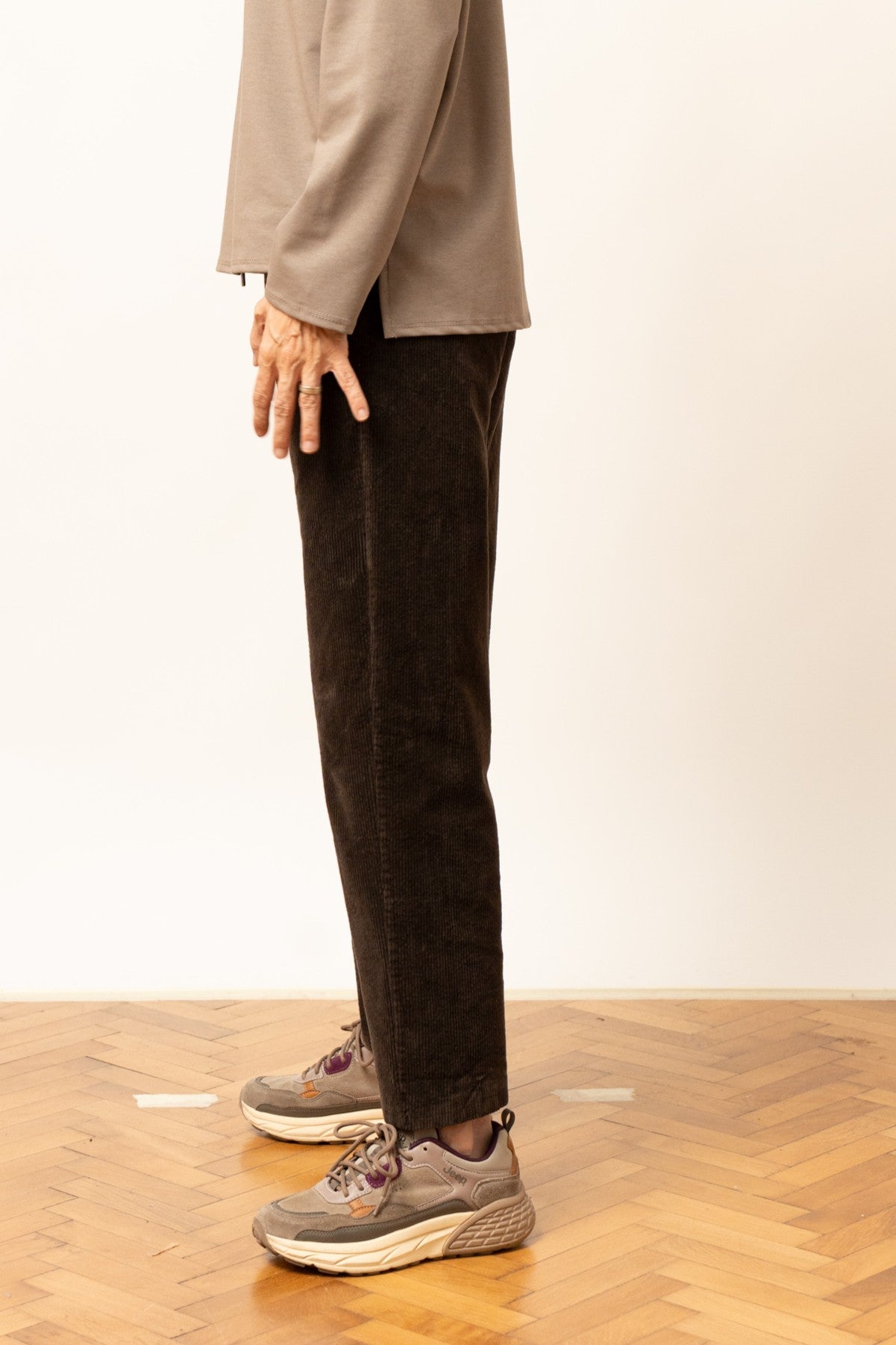 Pantaloni din reiat maro, cu talie elastică și șnur ajustabil, vedere laterală.