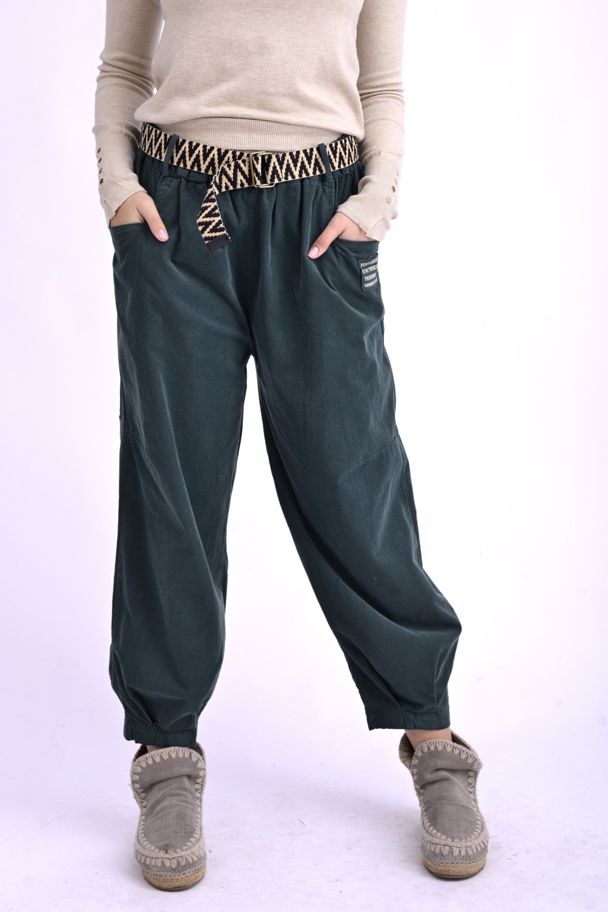 Pantaloni verde inchis din bumbac reiat, cu curea decorativă și croială confortabilă