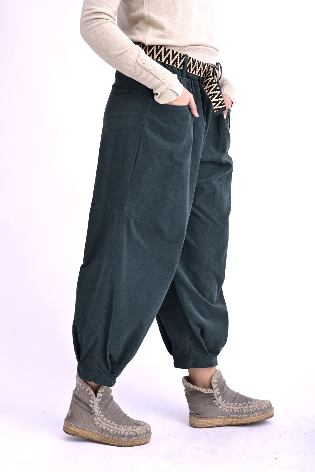 Pantaloni verde inchis din bumbac reiat, cu curea decorativă și croială confortabilă