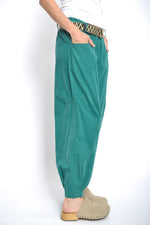 Vedere laterală a pantalonilor verzi lejeri, din material reiat de bumbac