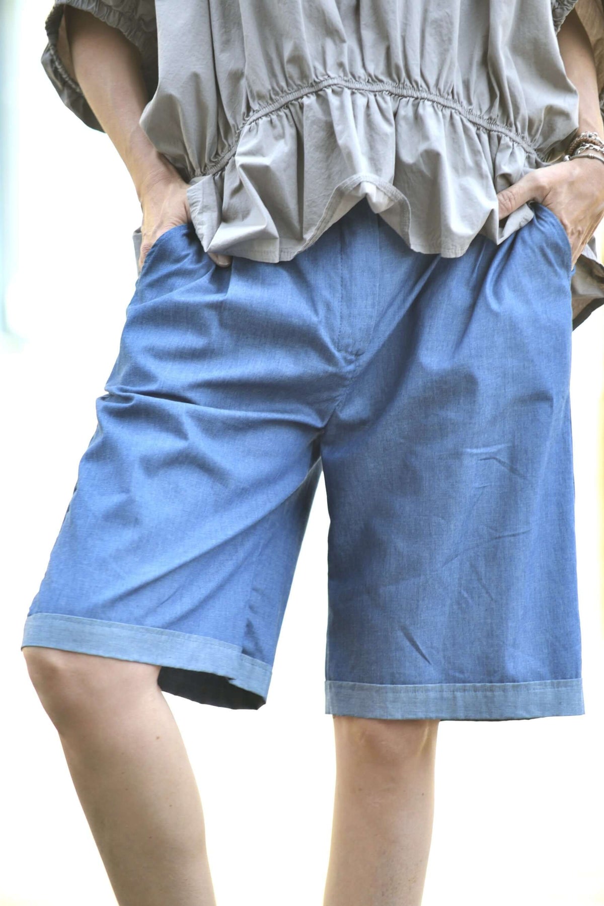 Pantaloni scurți din doc albastru, din bumbac, cu buzunare laterale și croială lejeră