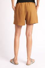 Pantaloni scurți camel, croială relaxată, talie elastică, vedere din spate.