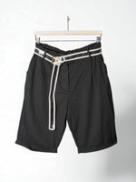  Pantaloni scurți negri cu aspect casual și curea bej decorativă cu cataramă aurie, perfecți pentru vară.