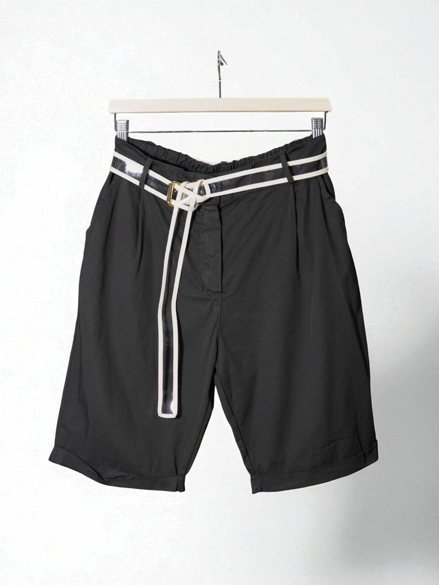  Pantaloni scurți negri cu aspect casual și curea bej decorativă cu cataramă aurie, perfecți pentru vară.