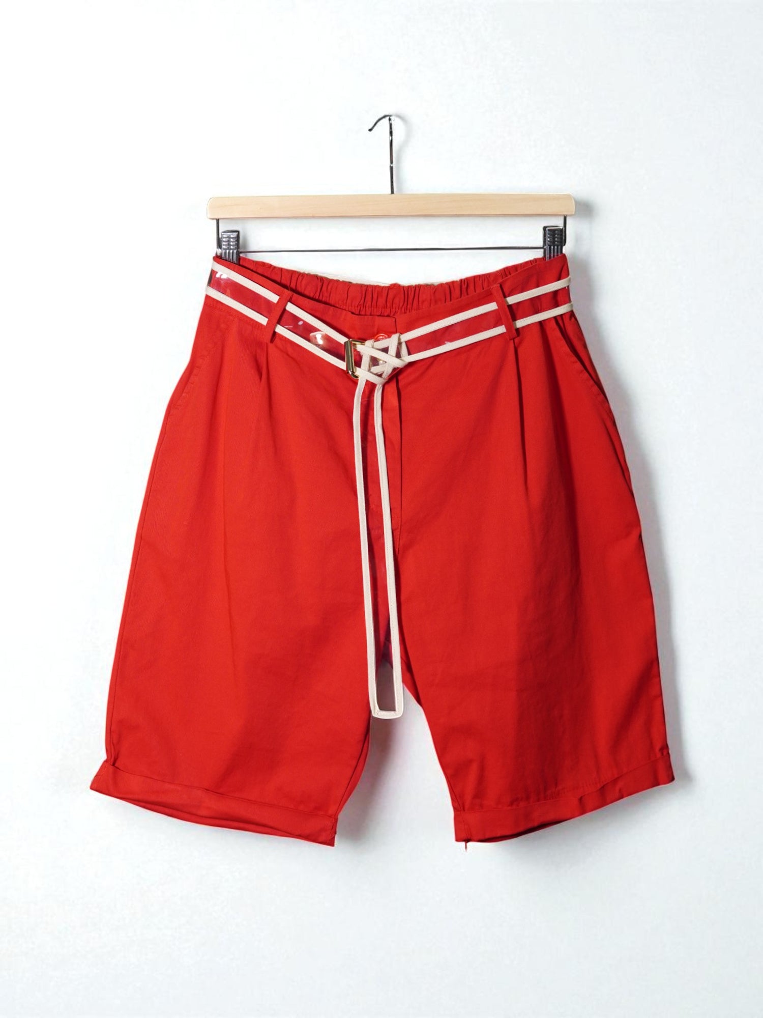 Pantaloni scurți roșii cu talie elastică și curea bej aplicată în stil încrucișat, cu buzunare laterale.