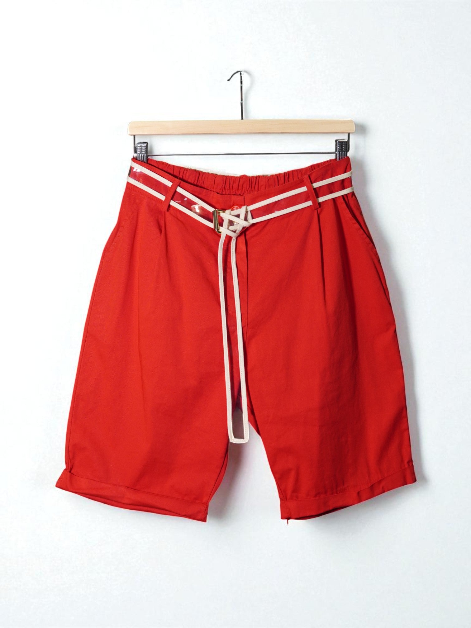 Pantaloni scurți roșii cu talie elastică și curea bej aplicată în stil încrucișat, cu buzunare laterale.