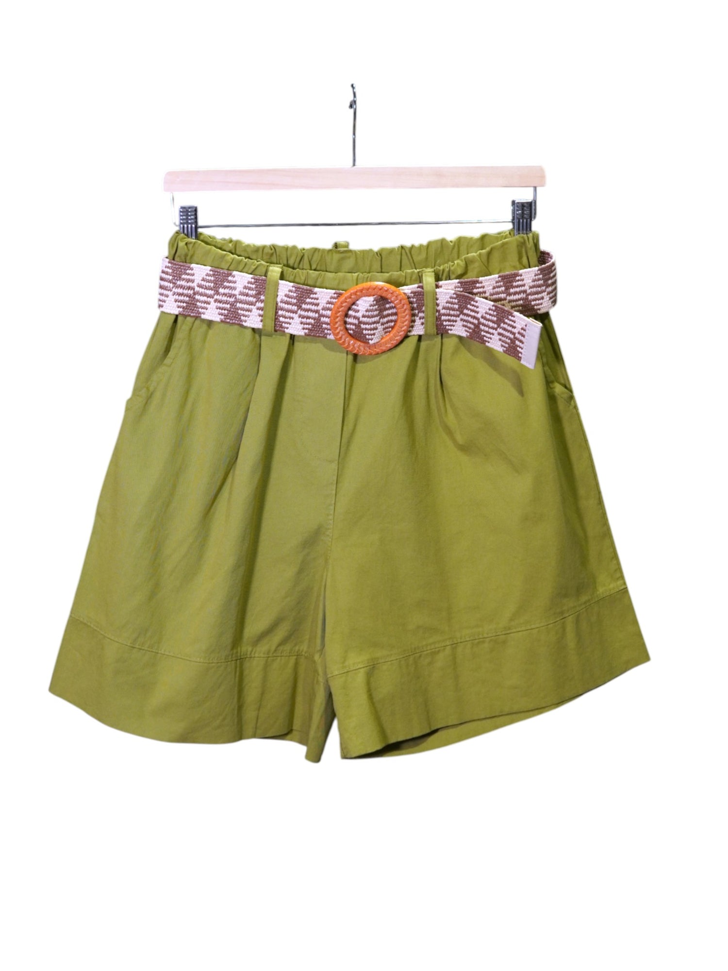 Pantaloni scurți kaki cu talie elastică, curea decorativă și tiv lat