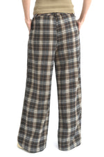 Vedere din spate a pantalonilor drepți în carouri, din stofă moale, cu croială comodă.