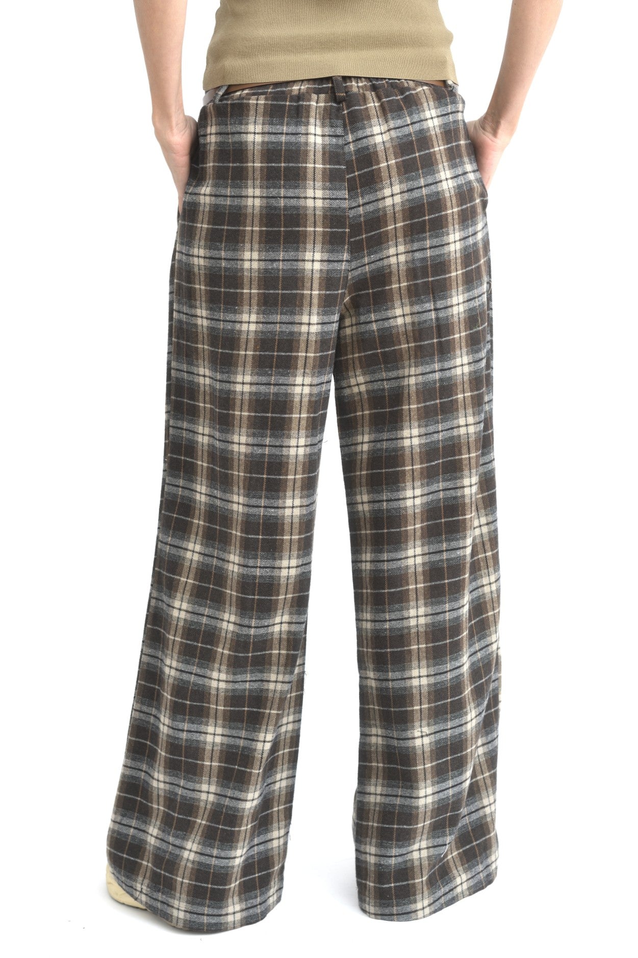 Vedere din spate a pantalonilor drepți în carouri, din stofă moale, cu croială comodă.