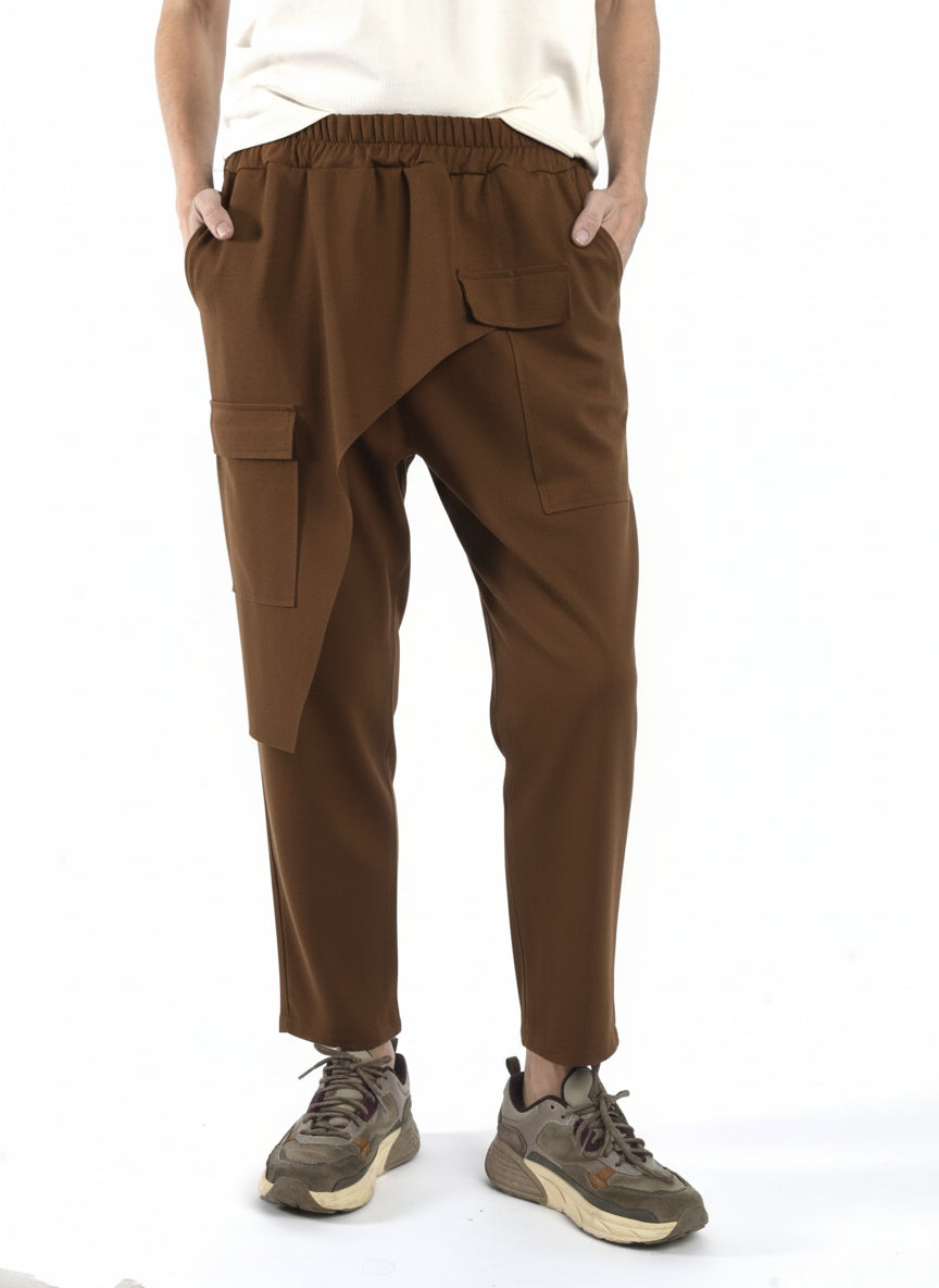 Detaliu pantaloni maro cu buzunare aplicate și talie extensibilă, textură fluidă și finisaj curat.