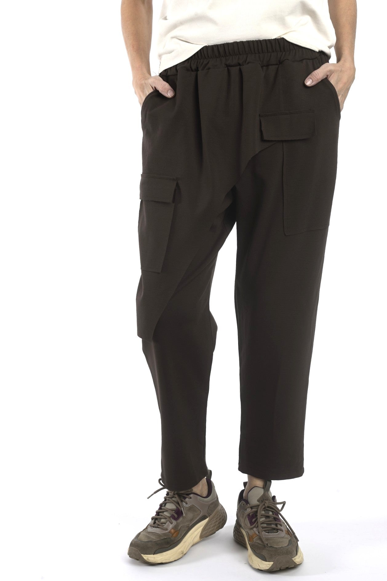 Detaliu pantaloni maro cu buzunare aplicate și talie extensibilă, textură fluidă și finisaj curat.