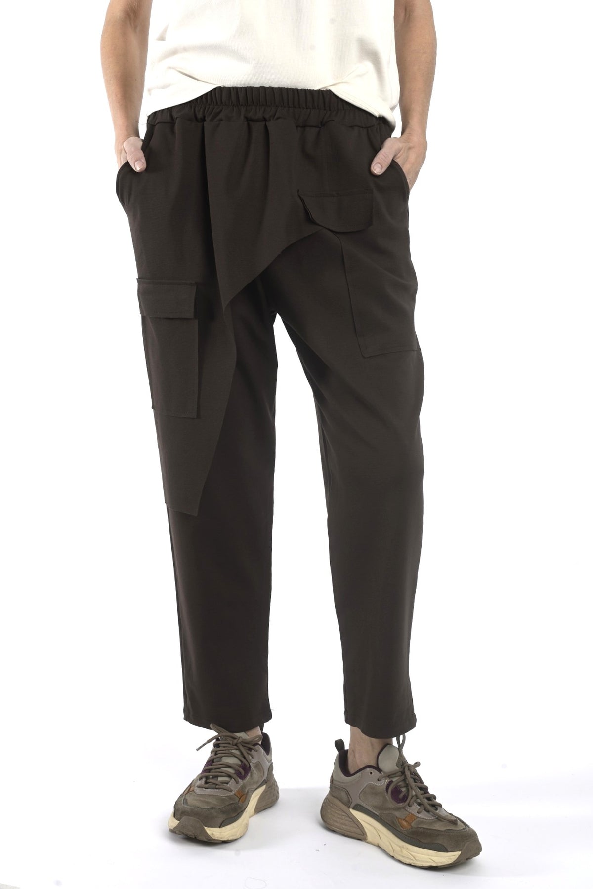 Pantaloni maro cu talie elastică și croială lejeră, purtați cu tricou deschis la culoare, vedere frontală.