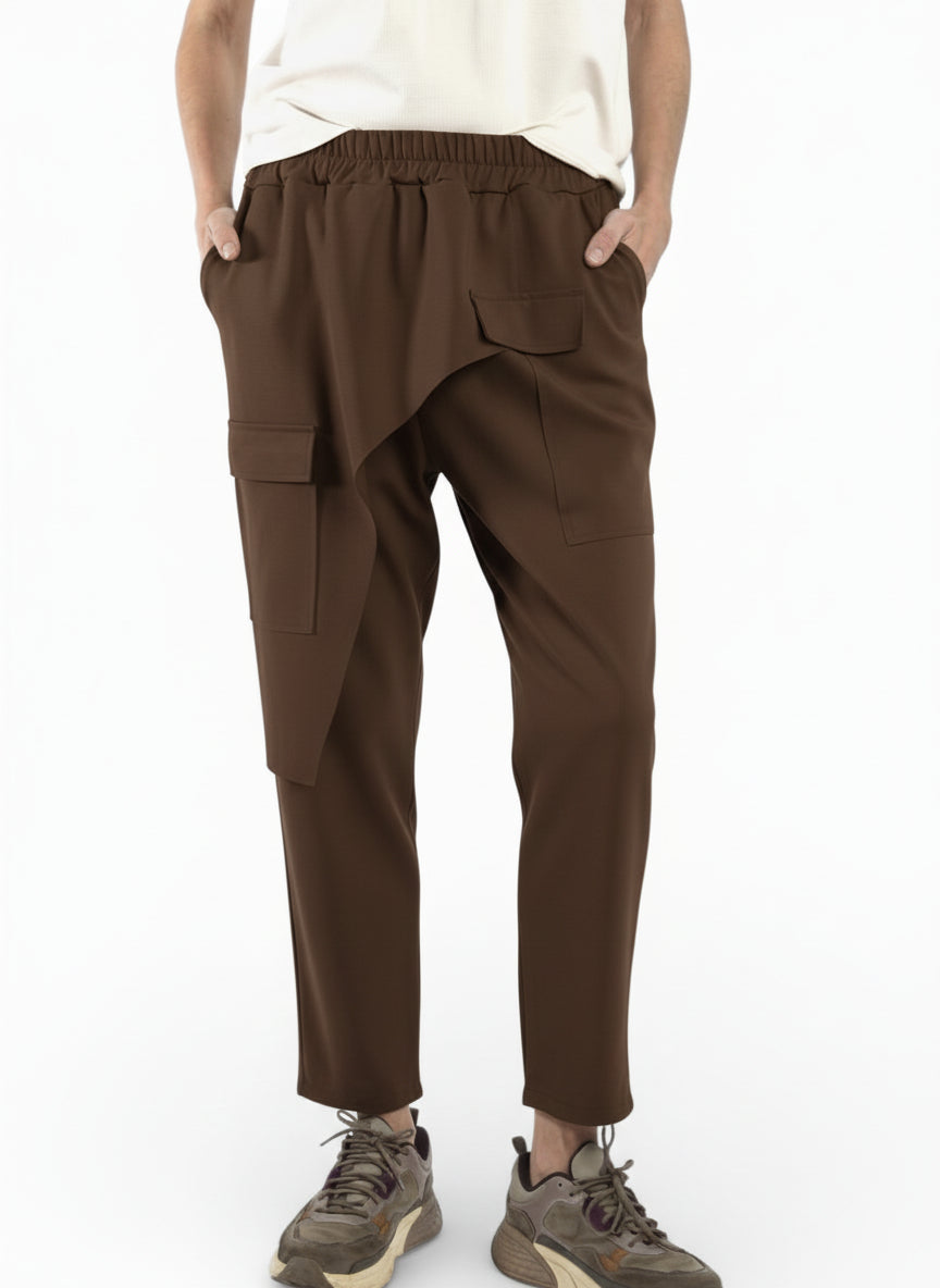 Detaliu pantaloni maro cu buzunare aplicate și talie extensibilă, textură fluidă și finisaj curat.