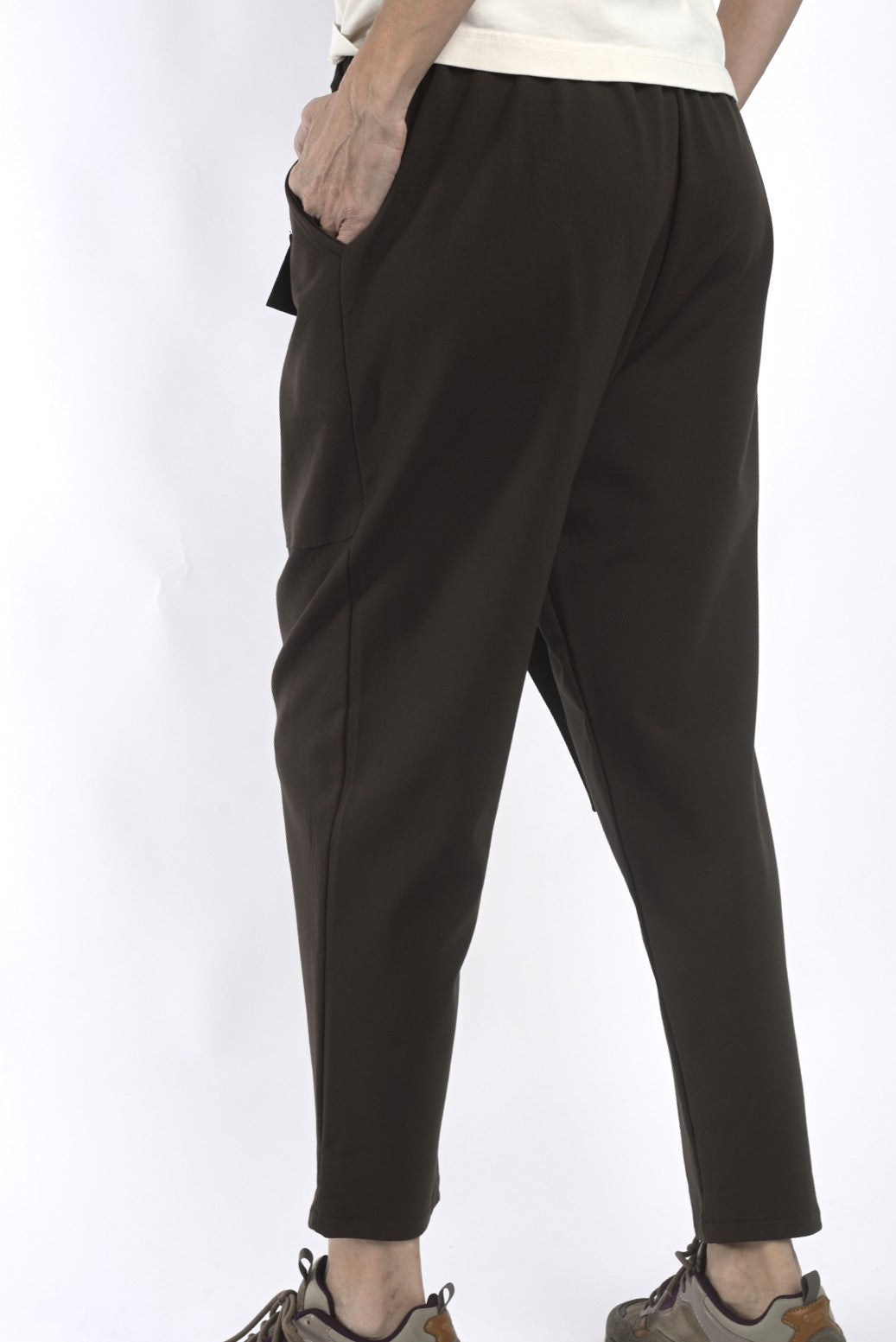 Vedere laterală a pantalonilor maro cu talie elastică și buzunar aplicat, aspect relaxat și confortabil.