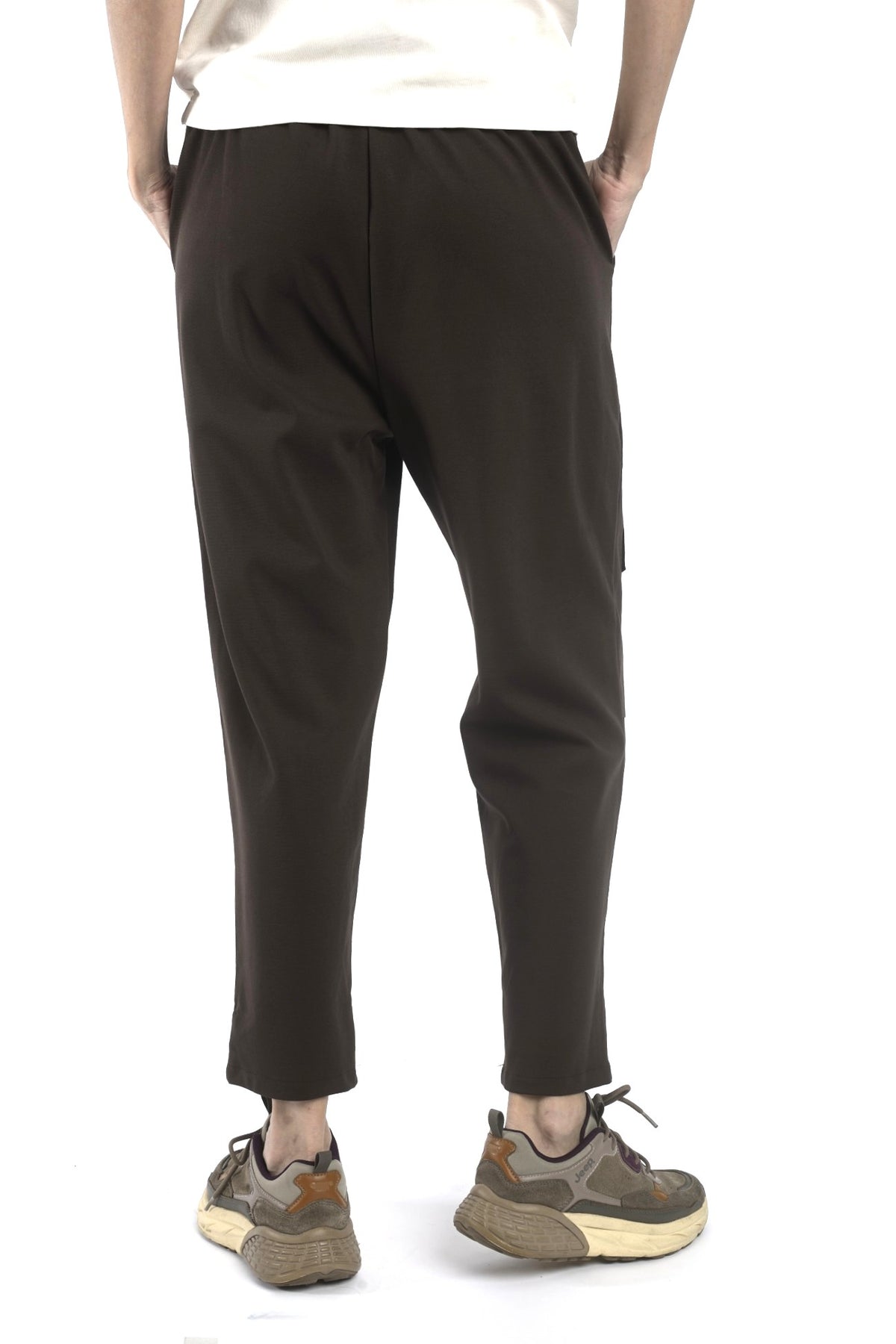 Pantaloni maro cu talie elastică, vedere din spate, croială lejeră și linie dreaptă a piciorului.