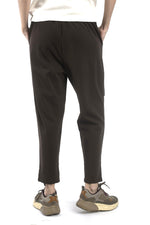 Pantaloni maro cu talie elastică, vedere din spate, croială lejeră și linie dreaptă a piciorului.