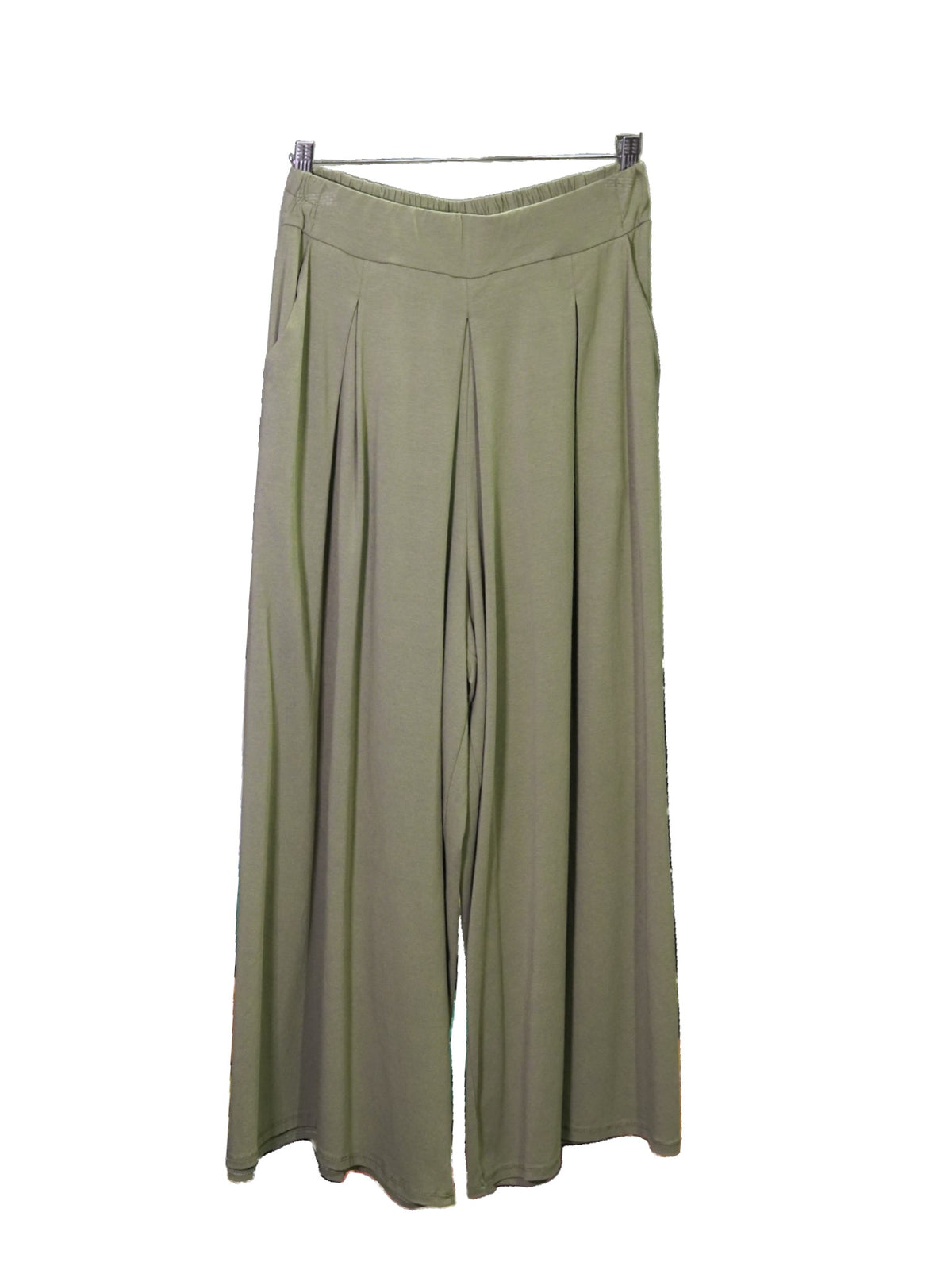 Pantaloni tip fustă din jerse bej, croială lejeră cu pliuri frontale elegante.