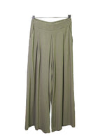 Pantaloni tip fustă din jerse bej, croială lejeră cu pliuri frontale elegante.