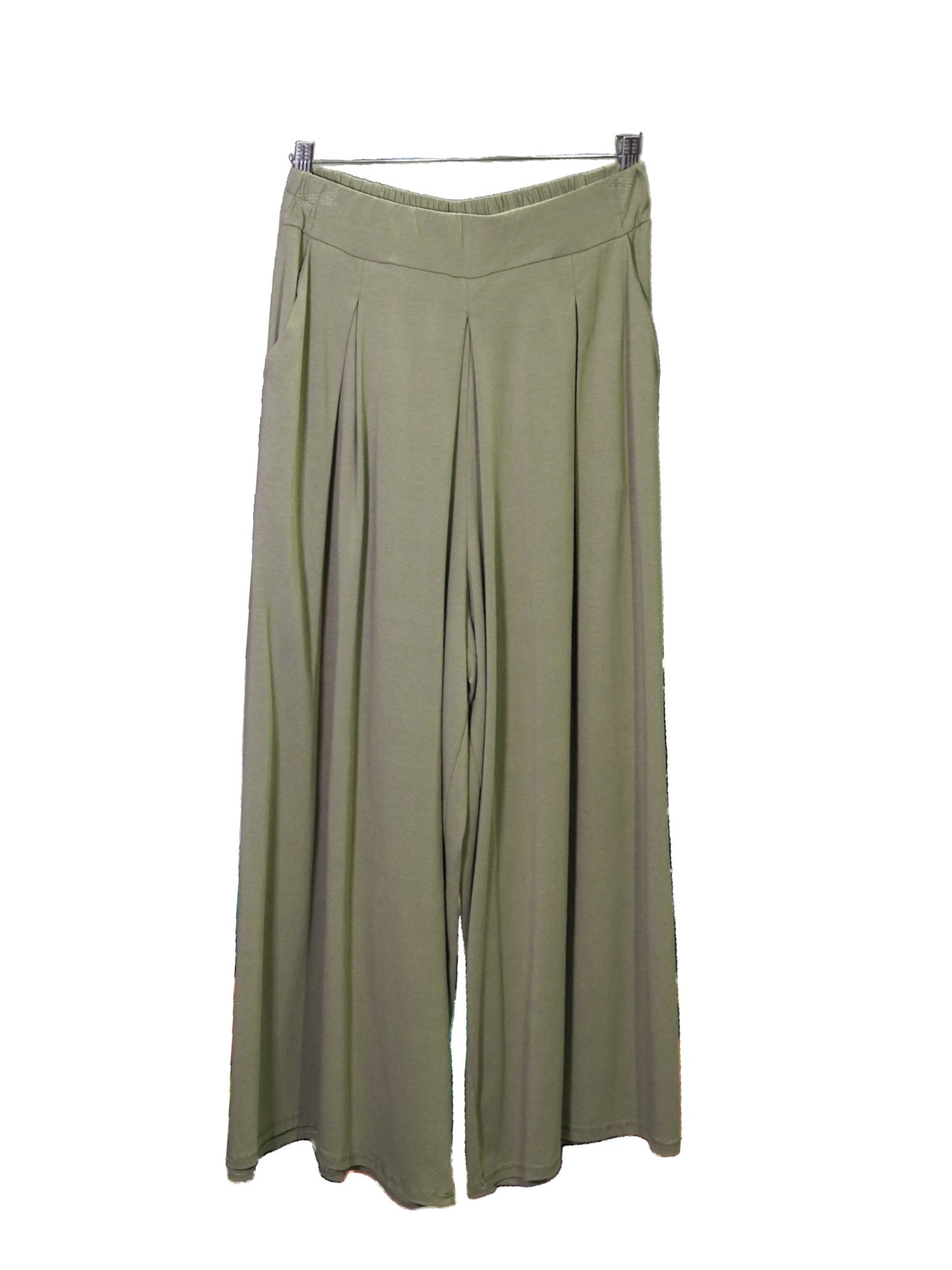 Pantaloni tip fustă din jerse bej, croială lejeră cu pliuri frontale elegante.