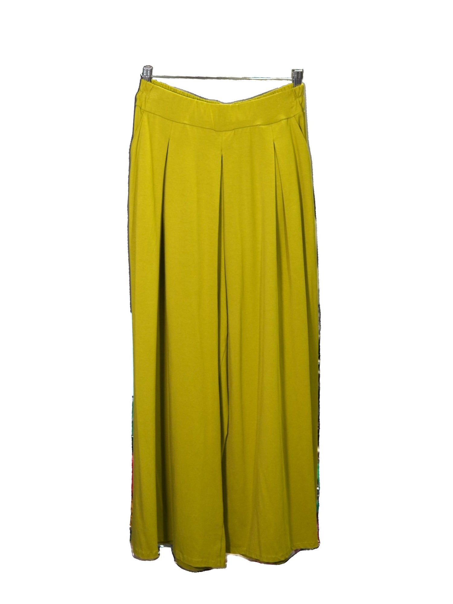 Pantaloni tip fustă din jerse galben, cu pliuri decorative și talie elastică.