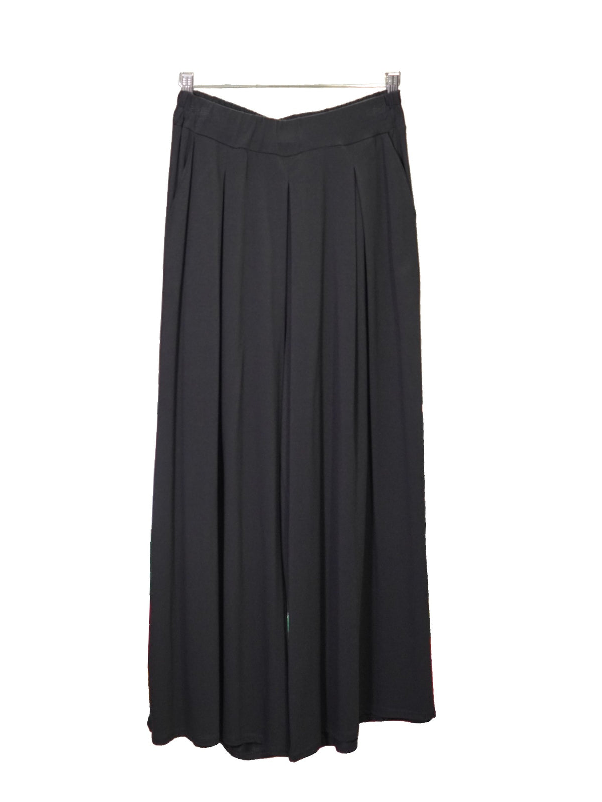 Pantaloni tip fustă din jerse negru, cu croială fluidă și elastic în talie.

