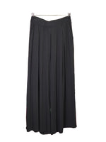 Pantaloni tip fustă din jerse negru, cu croială fluidă și elastic în talie.

