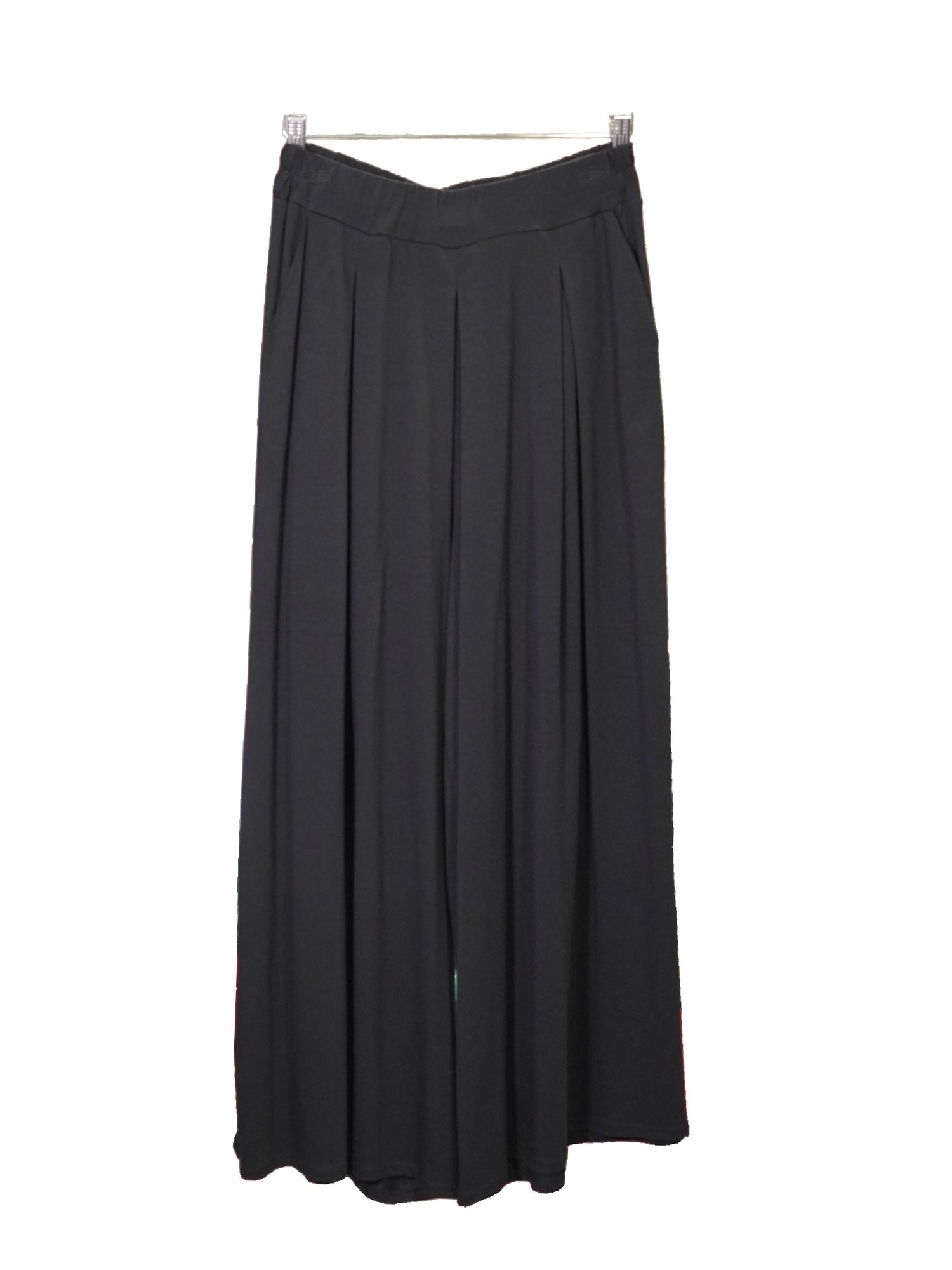 Pantaloni tip fustă din jerse negru, cu croială fluidă și elastic în talie.

