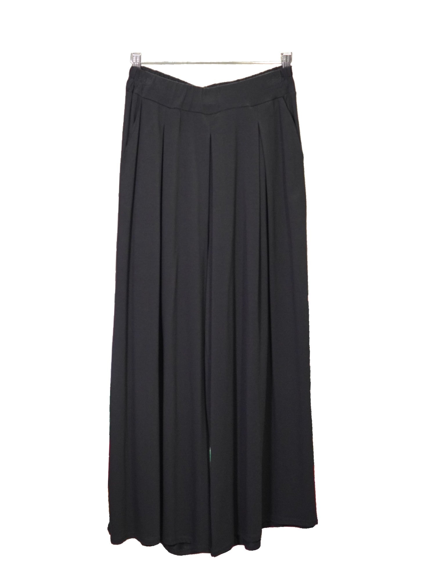 Pantaloni tip fustă din jerse negru, cu croială fluidă și elastic în talie.

