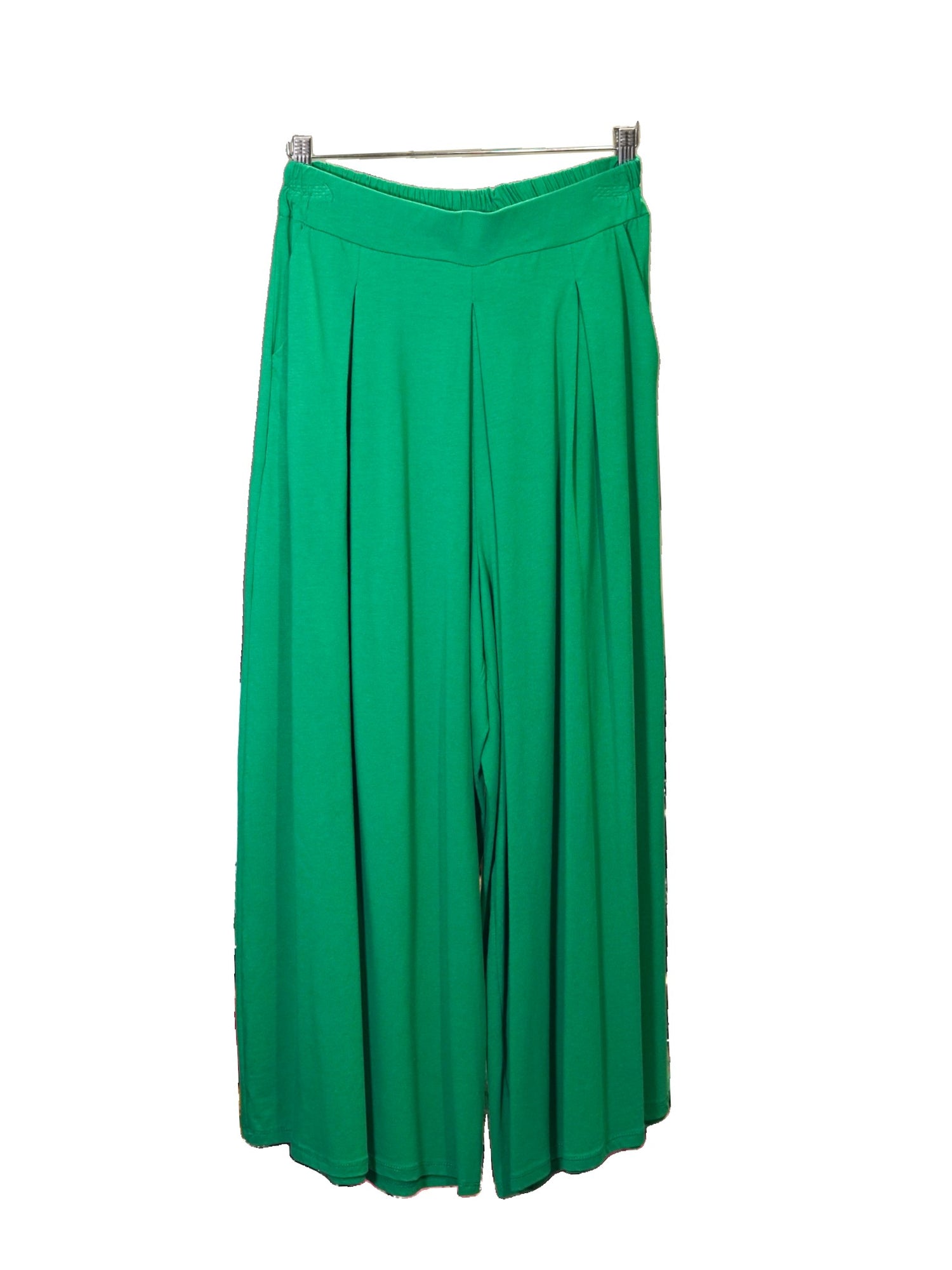 Pantaloni tip fustă din jerse verde, cu pliuri largi și talie în V cu elastic.