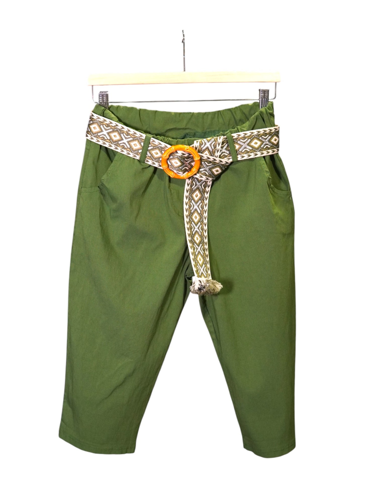 Pantaloni trei sferturi de culoare verde, cu talie elastică și curea decorativă etnică cu cataramă rotundă din plastic galben-portocaliu.