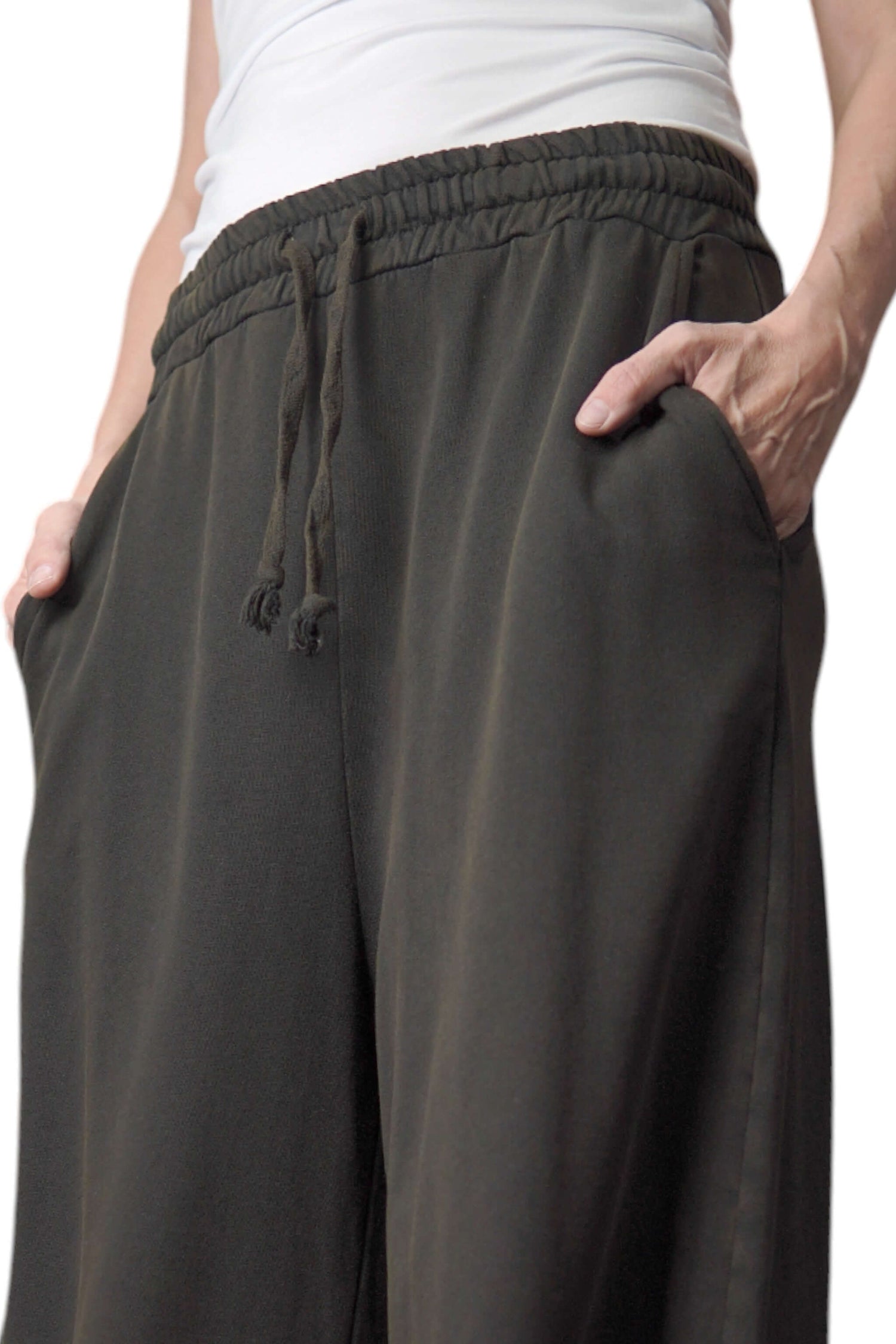 Detaliu al cordonului reglabil și taliei elastice a pantalonilor de trening kaki din bumbac 100%