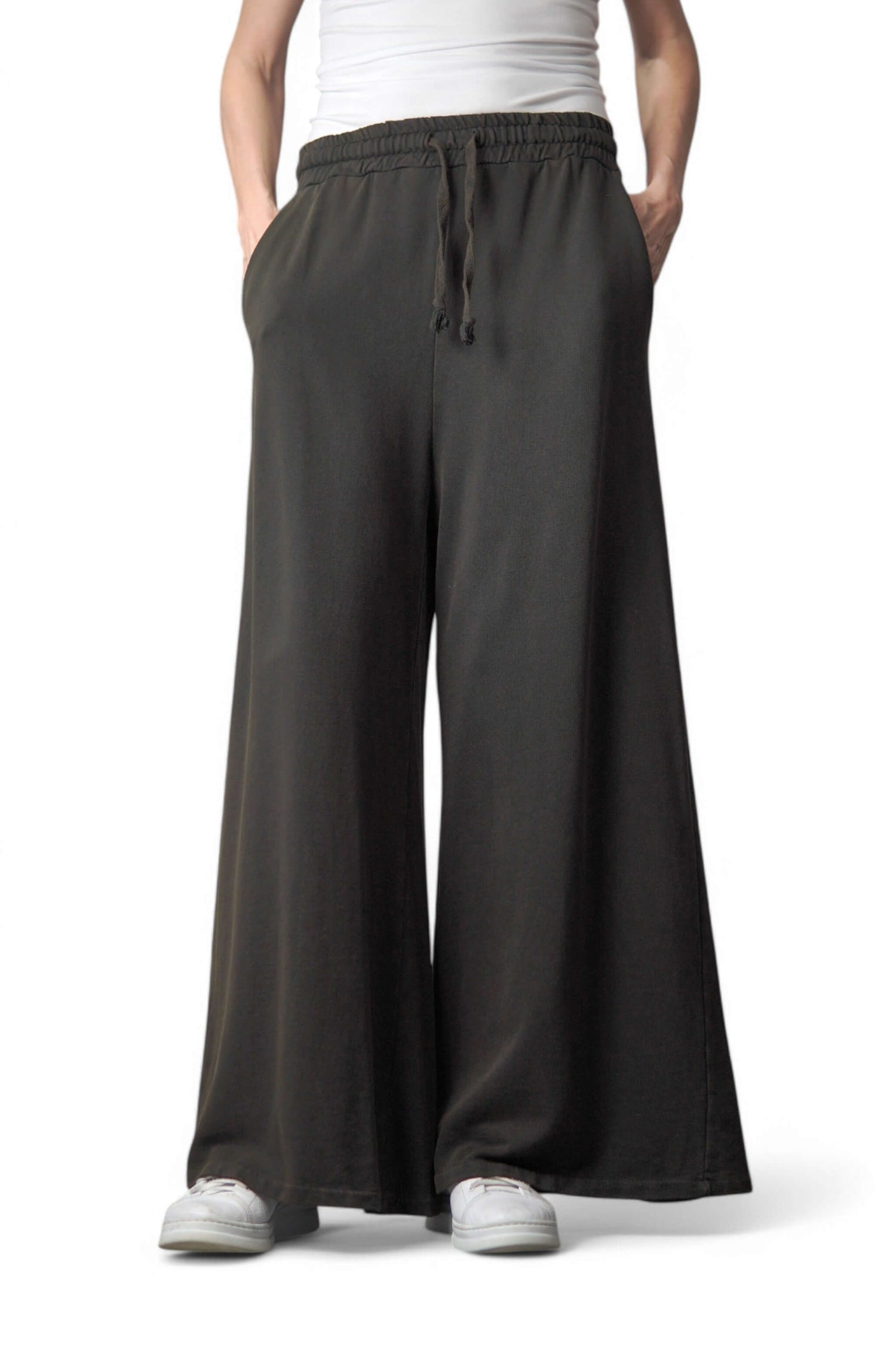 Pantaloni de trening din bumbac 100%, croială largă, culoare kaki, cu buzunare și talie elastică ajustabilă
