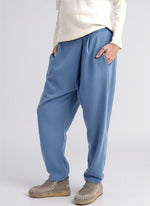 Pantaloni casual albastru deschis, cu talie elastică și croială lejeră, din material moale și confortabil.