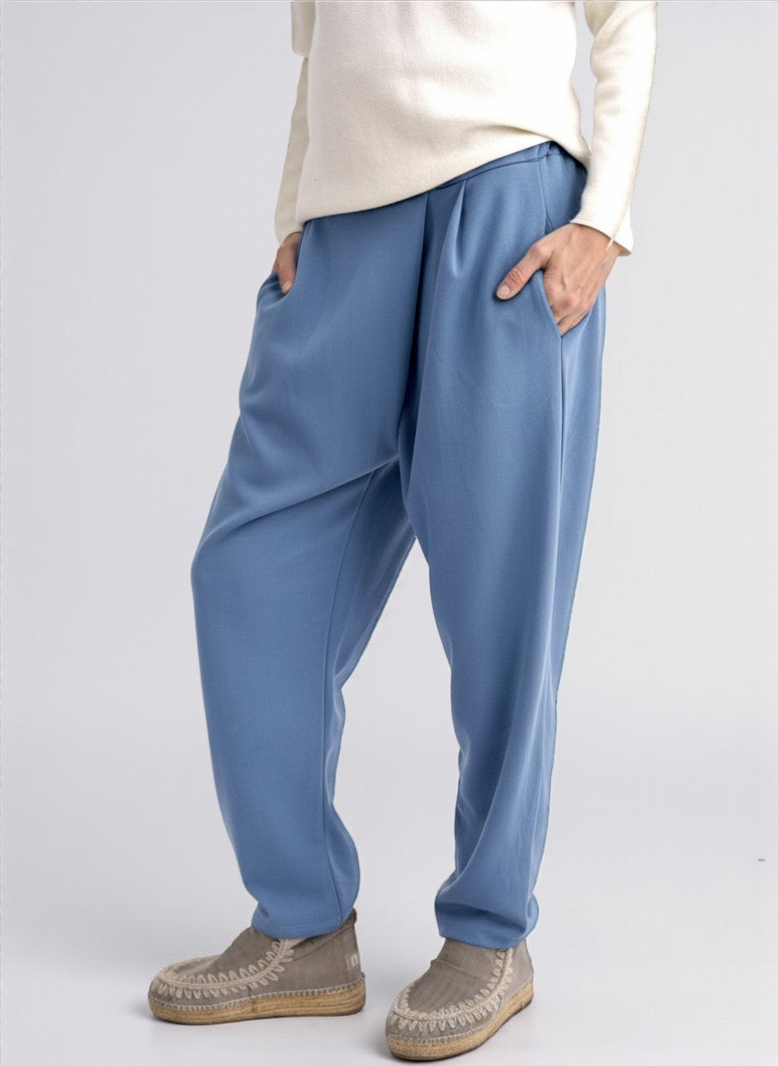 Pantaloni casual albastru deschis, cu talie elastică și croială lejeră, din material moale și confortabil.