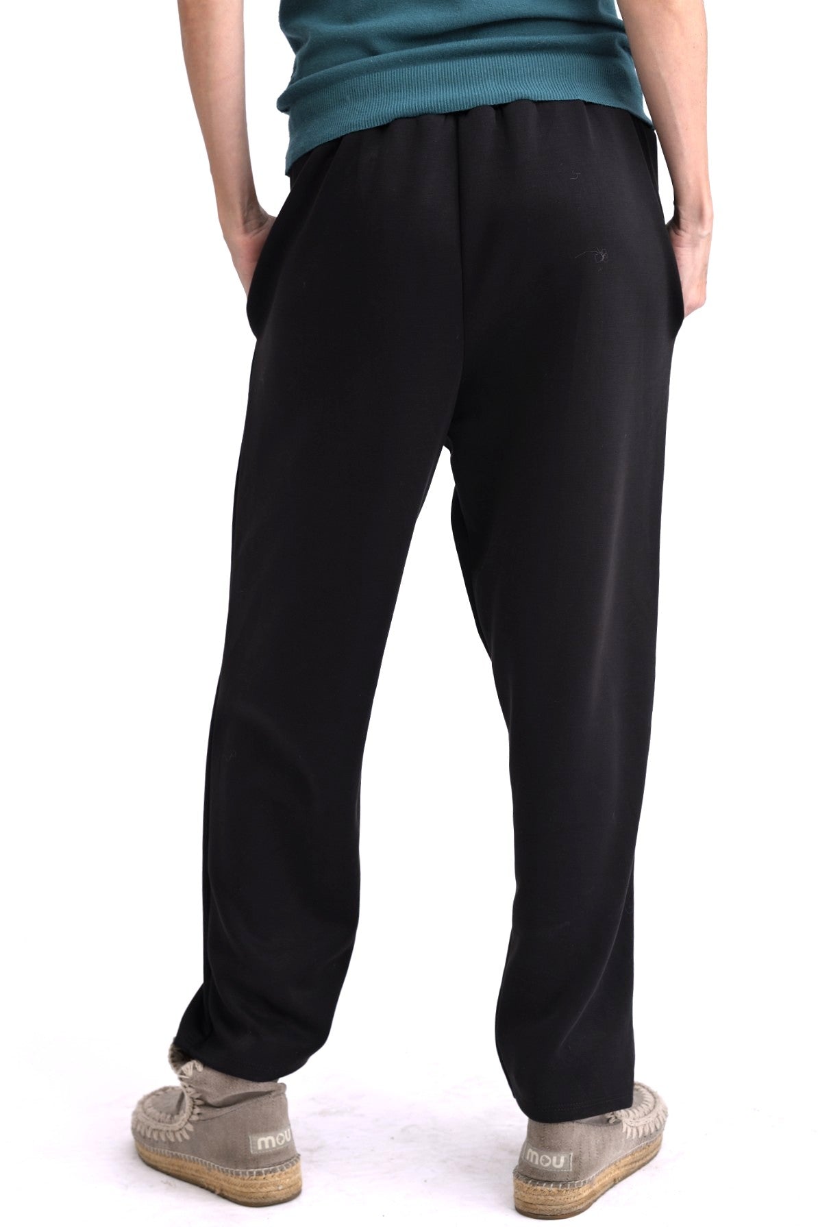 Pantaloni conici negru, tip trening elegant, cu pliuri frontale și talie elastică, purtați pe model.