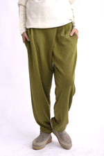 Pantaloni casual verzi maslinii, cu talie elastică și croială lejeră, din material moale și confortabil.