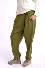 Pantaloni casual verzi maslinii, cu talie elastică și croială lejeră, din material moale și confortabil.