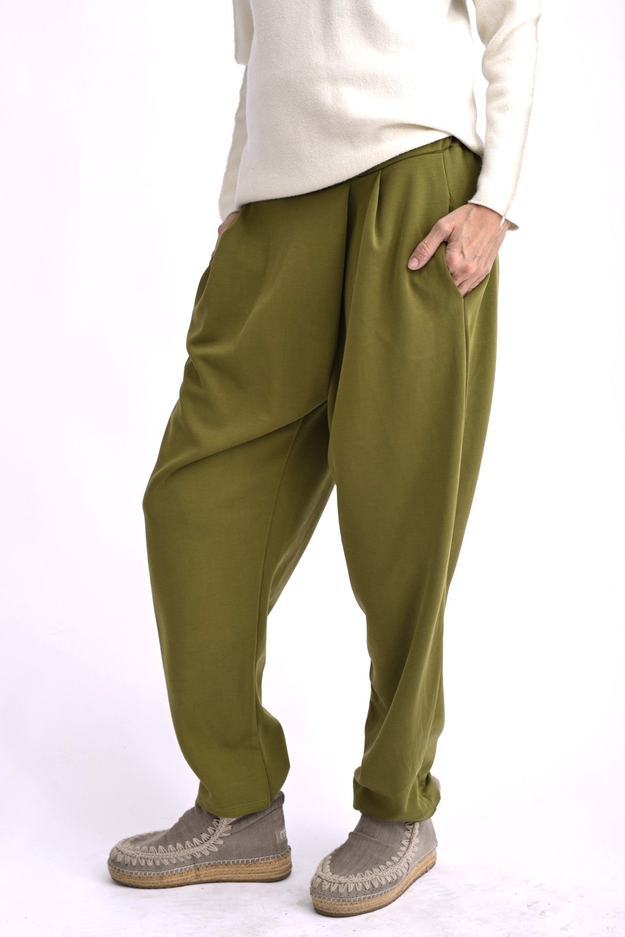 Pantaloni casual verzi maslinii, cu talie elastică și croială lejeră, din material moale și confortabil.