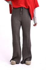 Pantaloni cafenii tricotati cu model ajurat, talie înaltă și croială amplă, fotografie laterală.