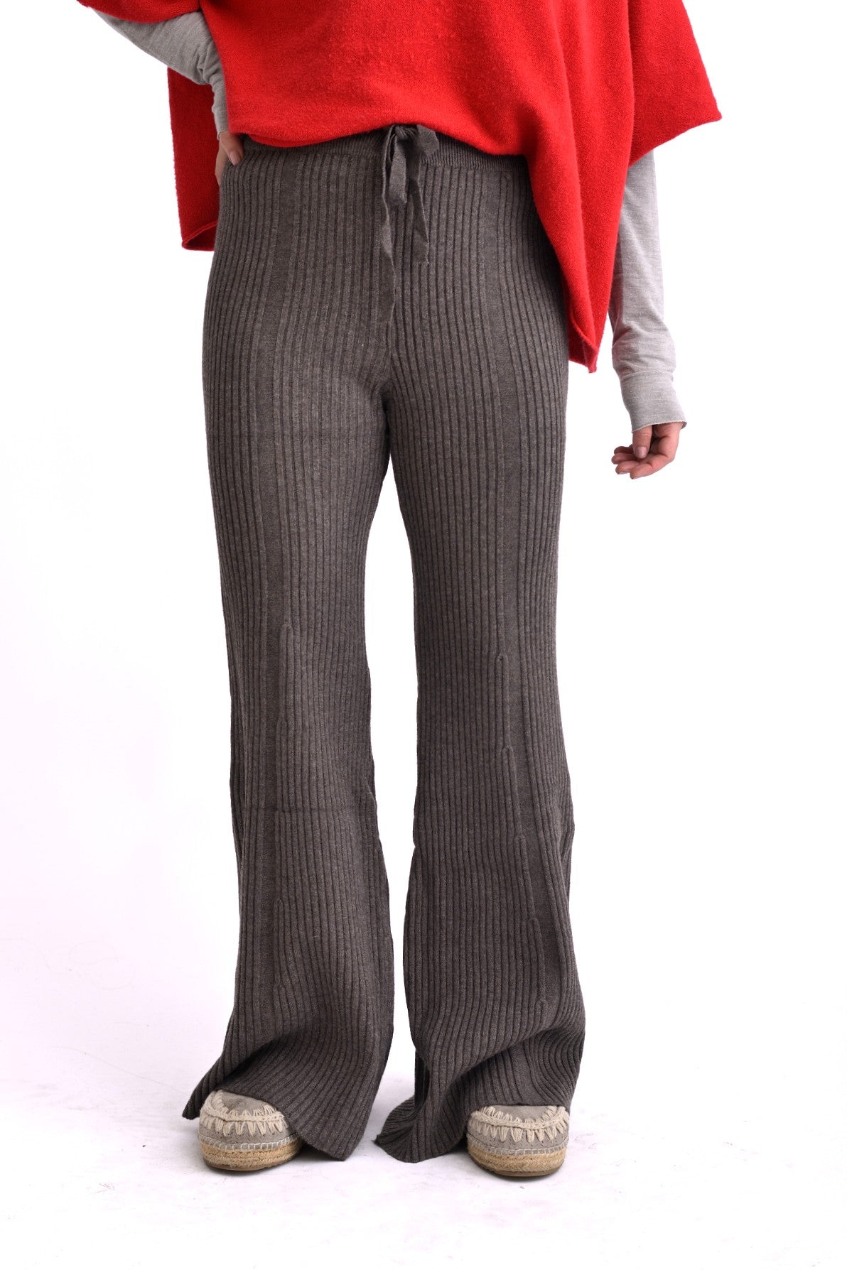 Pantaloni cafenii tricotati cu model ajurat, talie înaltă și croială amplă, fotografie laterală.